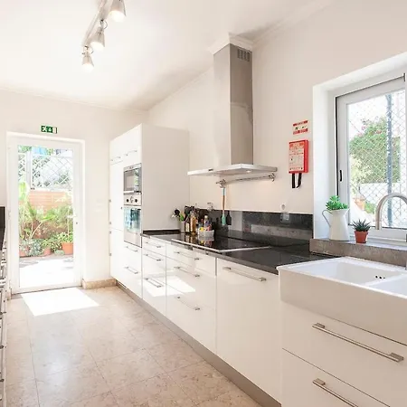 Family Villa In Lisbon ,Heated Pool ,Elevator,Parking,6 Bedrooms,Sleeps 14 * Lisboa