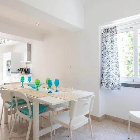 Family Villa In Lisbon ,Heated Pool ,Elevator,Parking,6 Bedrooms,Sleeps 14