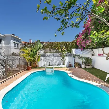Villa Family Villa In Lisbon ,Heated Pool ,Elevator,Parking,6 Bedrooms,Sleeps 14 *