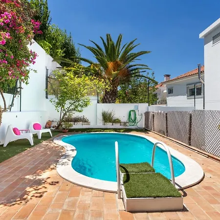 Family Villa In Lisbon ,Heated Pool ,Elevator,Parking,6 Bedrooms,Sleeps 14 Lisboa