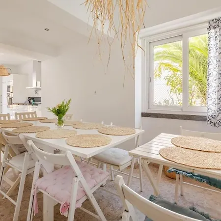 Family Villa In Lisbon ,Heated Pool ,Elevator,Parking,6 Bedrooms,Sleeps 14 *