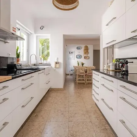 Villa Family Villa In Lisbon ,Heated Pool ,Elevator,Parking,6 Bedrooms,Sleeps 14