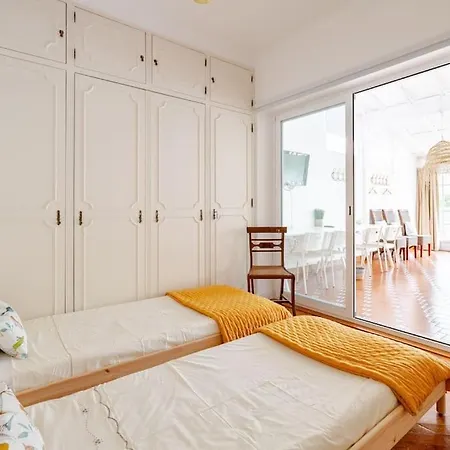 Family Villa In Lisbon ,Heated Pool ,Elevator,Parking,6 Bedrooms,Sleeps 14 Villa *