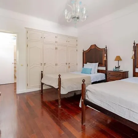 Family Villa In Lisbon ,Heated Pool ,Elevator,Parking,6 Bedrooms,Sleeps 14 Lisboa