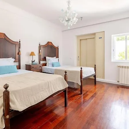 Family Villa In Lisbon ,Heated Pool ,Elevator,Parking,6 Bedrooms,Sleeps 14 Βίλα *