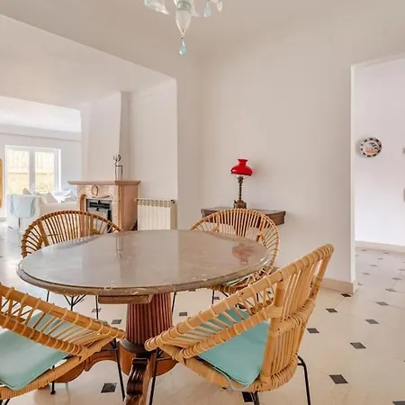Family Villa In Lisbon ,Heated Pool ,Elevator,Parking,6 Bedrooms,Sleeps 14 Villa