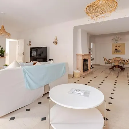 Villa Family Villa In Lisbon ,Heated Pool ,Elevator,Parking,6 Bedrooms,Sleeps 14