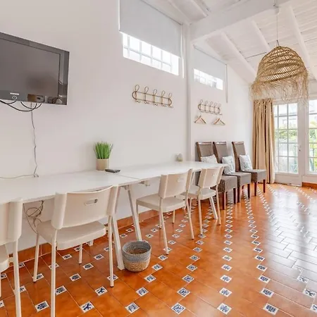 Family Villa In Lisbon ,Heated Pool ,Elevator,Parking,6 Bedrooms,Sleeps 14 *